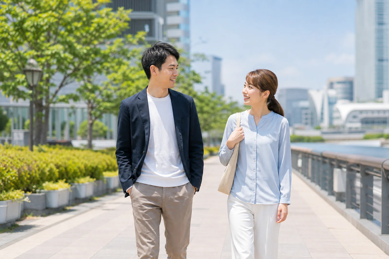 交際を進める二人が並んで歩く様子