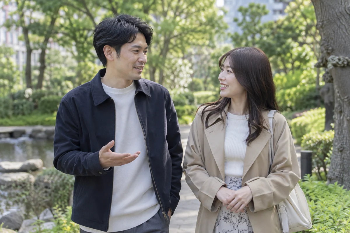 交際中に結婚後の暮らしを話し合う二人